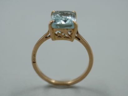 null A 14k yellow gold ring with a rectangular aquamarine of about 4cts. PB : 3,50gr....