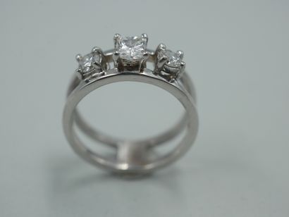 null Bague trilogue à double anneau en or gris décorée de trois diamants donc le...