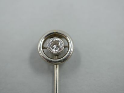 null 18k white gold pin set with a 0,10cts diamond. PB : 1,60gr.
