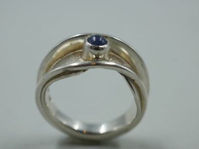 null A 925/00 silver ring with a wave motif topped by a cabochon sapphire. PB : 6,60gr....