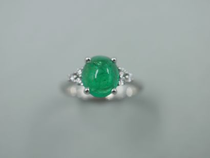 null 18k white gold ring set with an emerald cabochon, probably from Colombia, with...