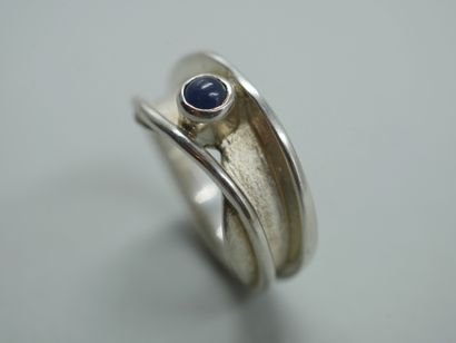 null A 925/00 silver ring with a wave motif topped by a cabochon sapphire. PB : 6,60gr....
