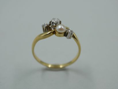 null Bague croisée en or jaune 18k ornée de trois diamants taille rose et d'une perle...