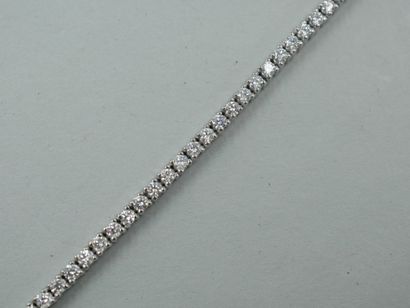 null Bracelet ligne en or blanc 18k serti de 75 diamants pesant au total 2,17cts,...