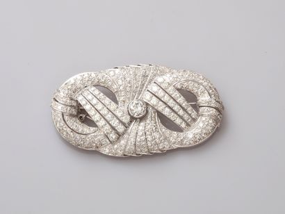 null An openwork platinum Art Deco brooch with a bow motif paved with old and brilliant...