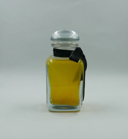null HERMÈS "Calèche", decorative glass dummy bottle. Decorated with a velvet bow...