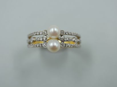 null Bague à trois anneaux d'or jaune 18k pavés de diamants surmontés de deux perles...