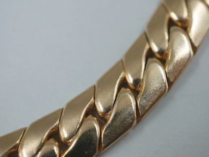 null Necklace in 14k yellow gold with flattened curb chain. Weight : 73,30gr.