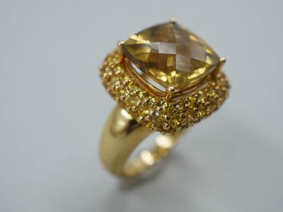null An 18k yellow gold ring set with a briolette-cut quadrangular citrine in a paved...