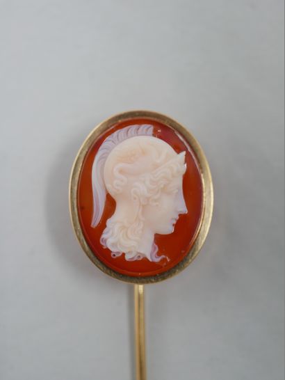 null An 18k yellow gold pin with a cameo on agate representing a helmeted warrior...