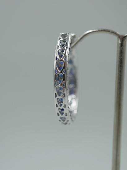 null Pair of 18k white gold hoop earrings set with sapphires. PB : 11,20gr. Length...