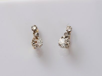 null Boucles d'oreilles dormeuses serties de diamants taille ancienne. Epoque 1920/1930....