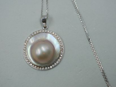 null Round white gold pendant with a pearl in a diamond setting. With its chain....