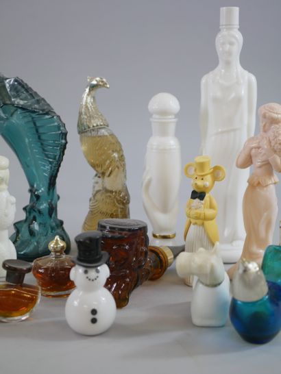 null Important lot AVON PARFUMEUR of about 30 bottles of toilet water figurines,...