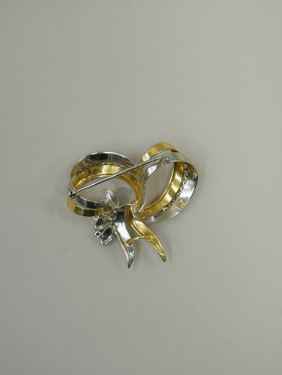 null 18k white and yellow gold bow brooch with diamonds. PB : 13,30gr. Length : 4...