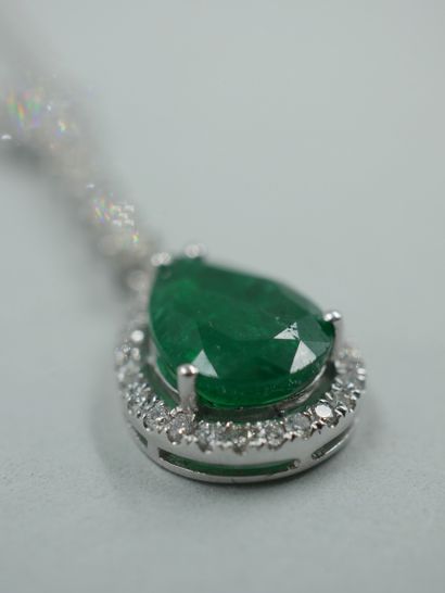 null Double row necklace in 18k white gold with a pear-shaped emerald of about 2cts...