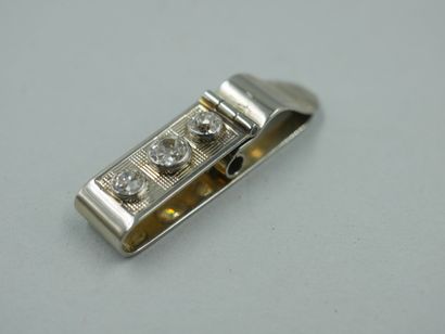 null Serre collier en or gris 18k serti de trois diamants, celui du centre de 0,20...