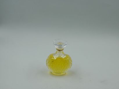 null NINA RICCI « Capricci », Flacon en cristal Lalique France, modèle pointe de...