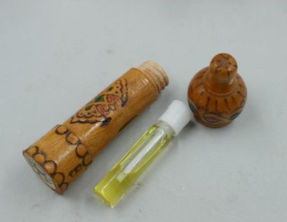 null Lot including: 

- JEAN PATOU " Joy ".

Glass bag spray bottle, perfume extract,...