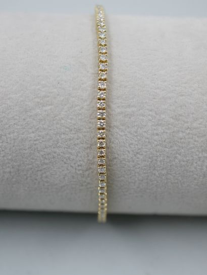 null Bracelet ligne en or jaune 18k entièrement pavé de petits diamants bien blancs...