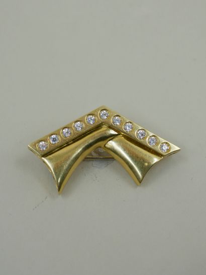 null 18k yellow gold brooch with a line of diamonds. PB : 8,20gr. Length : 4,5cm...