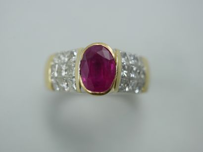 null Yellow gold ring centered on a 1.50 ct ruby with 18 princess cut diamonds set...