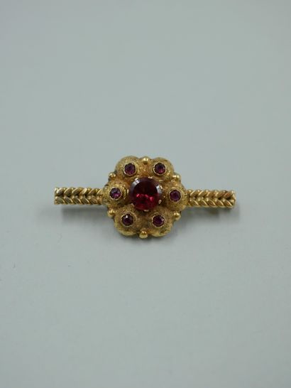 null 18k yellow gold barrette brooch with a flower set with garnets. Length : 3,7cm....