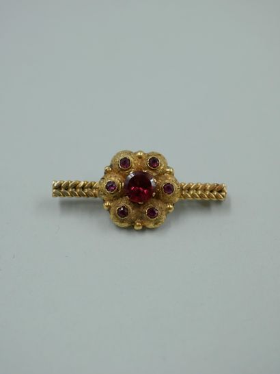 null Broche barrette en or jaune 18k ornée en son centre d'une fleur sertie de grenats....