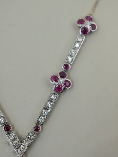 null Collier en or blanc 18K retenant quatre fleurs, les pétales ornés de rubis ronds...