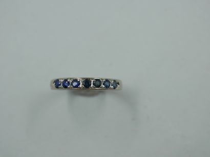 null 
18k white gold ring set with seven round sapphires. PB : 4,50gr. TDD : 59....