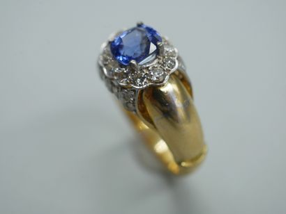 null 18k yellow gold ring with a 1.50 ct sapphire surrounded by diamonds. PB 9,90...