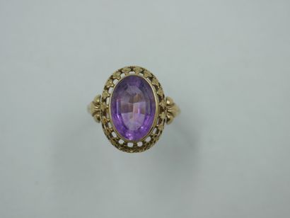 
A 9k yellow gold ring with an oval amethyst...