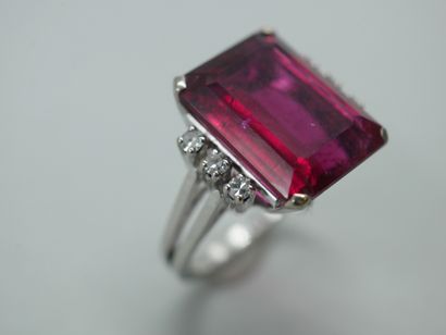 null White gold ring centered on a 10 ct tourmaline with six small diamonds. PB 5,30...
