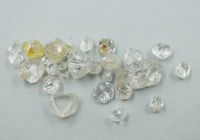 null 
Round brilliant cut diamond of 0,40cts and a set of 25 rough diamonds for a...