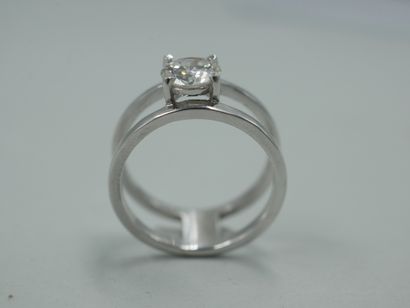 null 18k white gold double ring centered with a diamond of 0.80 ct. PB 4,40 gr. TDD...