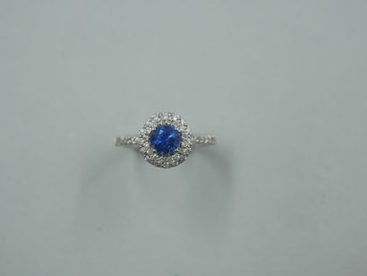 null 18k white gold ring with a blue stone in a diamond-paved setting. PB : 4,10gr....
