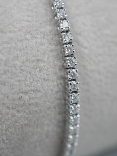 null Bracelet ligne en or blanc 18k serti de 82 diamants pour 2,02cts de couleur...