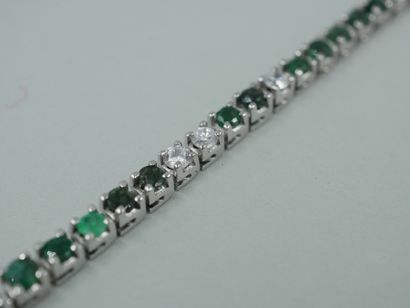 null Bracelet ligne souple en or blanc 18k serti d'émeraudes alternées de diamants....
