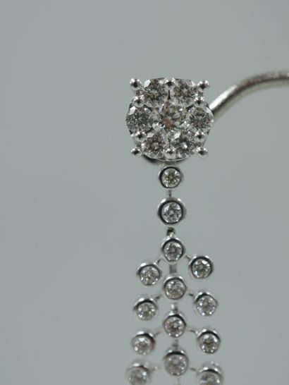 null Paire de pendants d'oreilles "atome" en or blanc 18k serties de diamants taille...