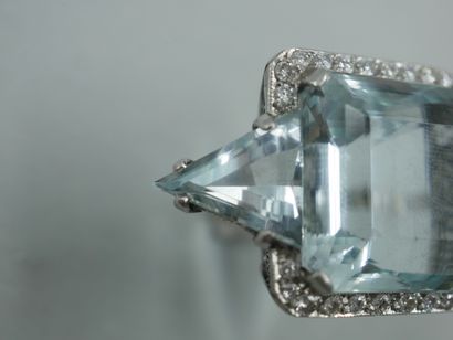 null Important Art Deco platinum ring with a quadrangular aquamarine of about 50cts...