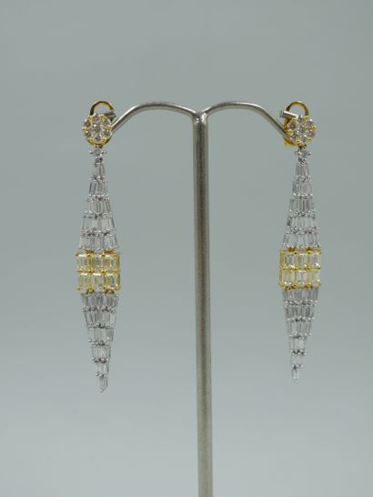 null Pair of 18k white and yellow gold earrings entirely paved with baguette-cut...