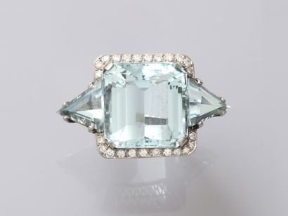 null Important Art Deco platinum ring with a quadrangular aquamarine of about 50cts...