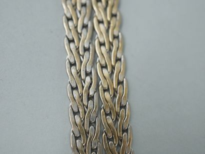 null Bracelet in 18k white gold decorated with four chains with flattened links....