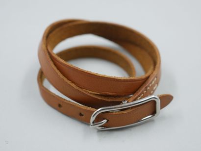null HERMES Paris. Light brown leather bracelet, silver plated clasp. Length 68,5cm....