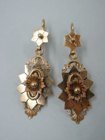 null 
A pair of 18k yellow gold earrings with floral design. Work of the 19th century....