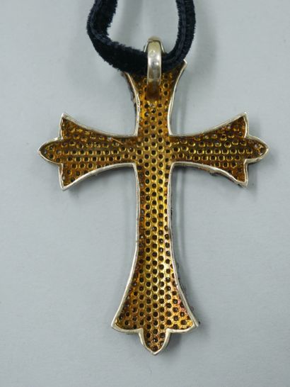 null Blackened and gilded silver cross pendant entirely paved with diamonds. PB :...