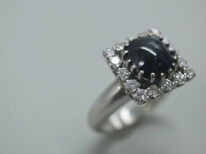 null 
18k white gold ring set with a sapphire cabochon of 3 cts and diamonds. PB...