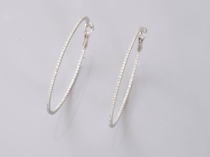 null Pair of 18k white gold oval earrings paved with small brilliant diamonds. Dimension:...