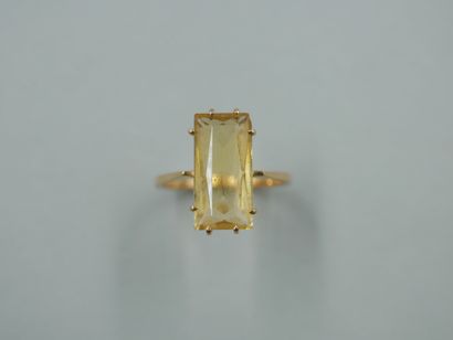 null 18k yellow gold ring set with a rectangular citrine. PB : 4,50gr. TDD : 59.