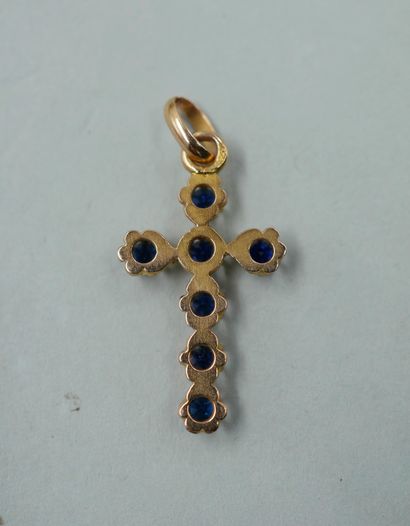 null 18k yellow gold cross with blue stones. Height 2,5cm. PB : 1,50gr.